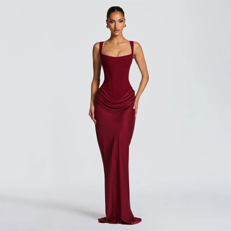 Robe mini plissée marron sexy avec dos nu, col carré, sans manches et taille haute, tendance et élégante.