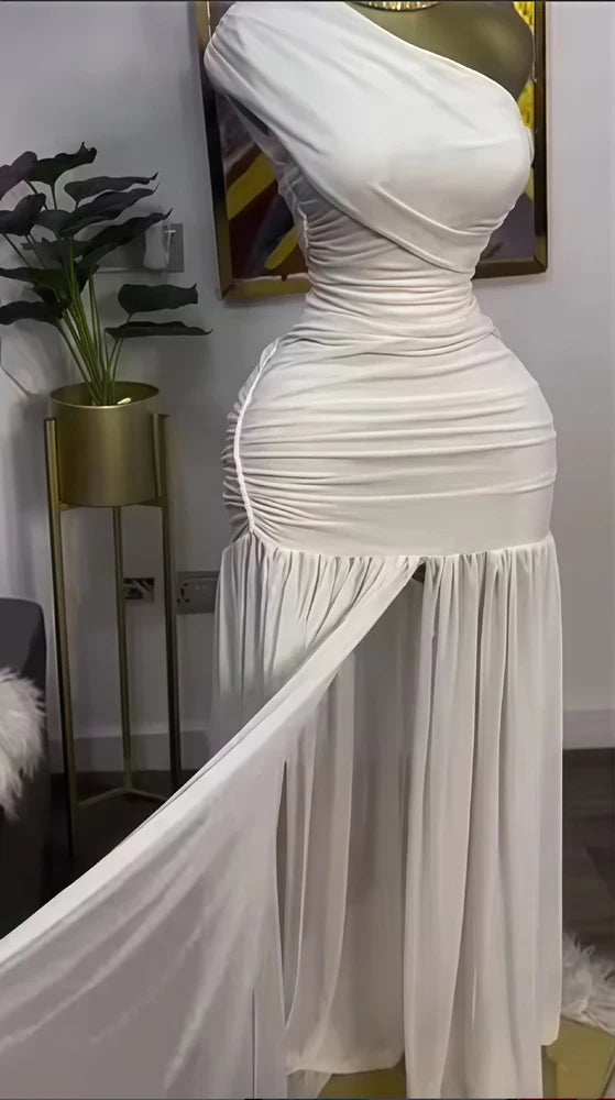 Robe maxi de soirée sexy avec col asymétrique, manche off shoulder en mesh et fendue, de la marque badassmood.com