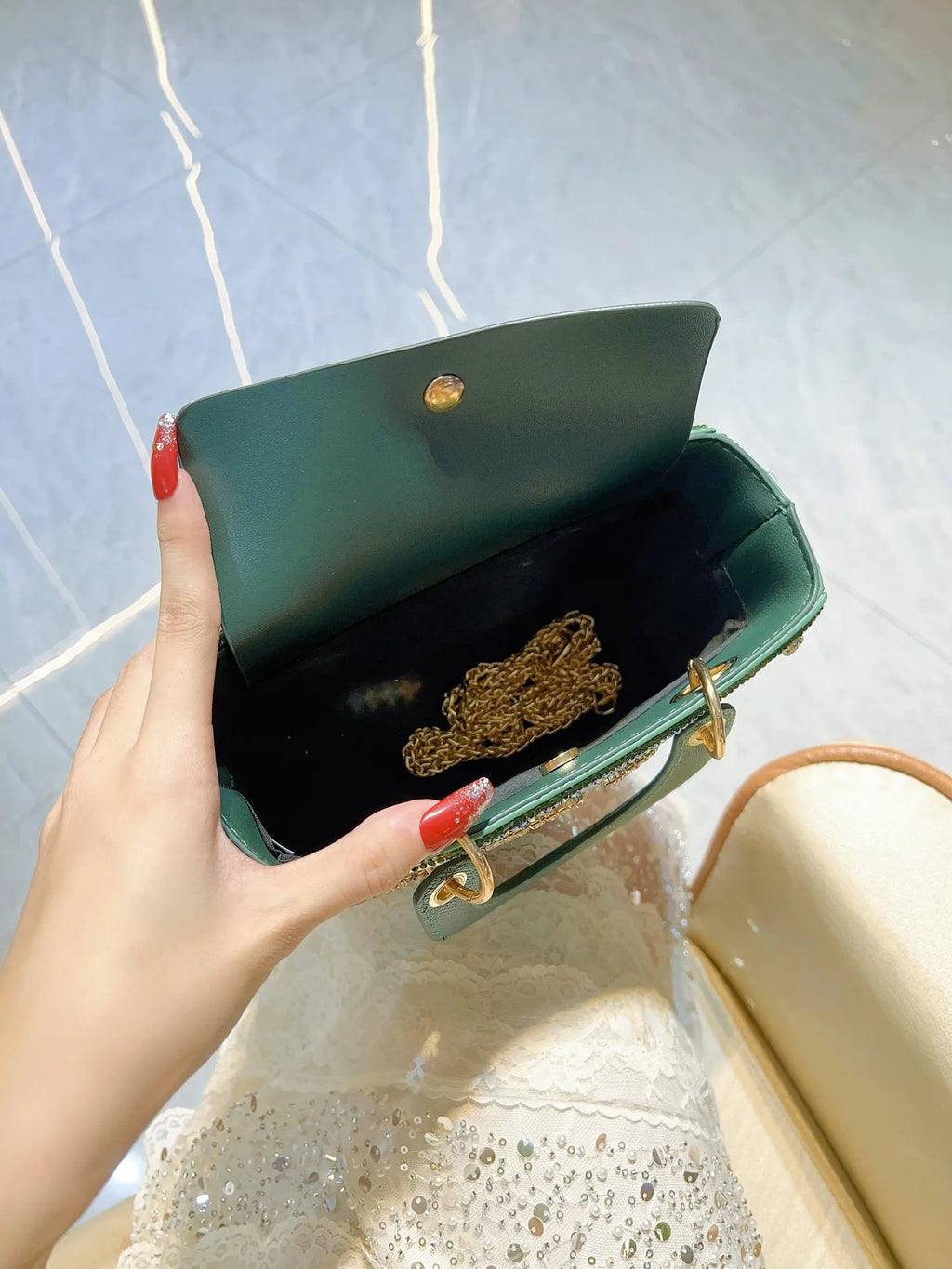 Pochette soirée femme avec chaîne, ornée de strass et diamants, sac bandoulière luxe pour événements élégants.