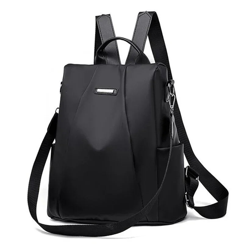 Sac à dos femme multifonction avec bandoulière amovible, style casual tendance, porté sur une femme.