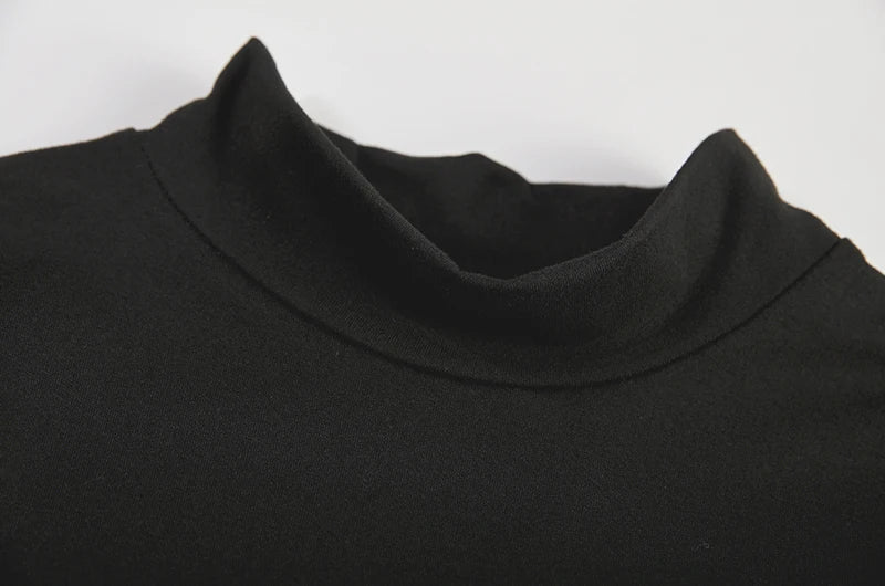 Robe moulante sexy découpée criss cross sans manches avec col montant pour femme, en tissu noir, élégante et ajustée.