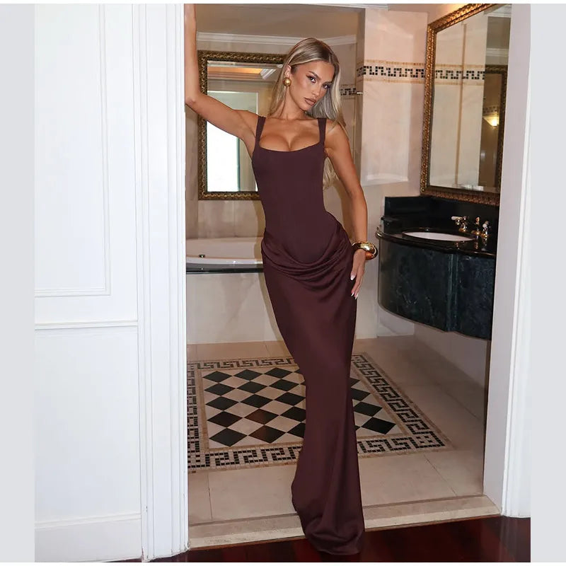 Robe mini plissée marron sexy avec dos nu, col carré, sans manches et taille haute, de la marque badassmood.com.