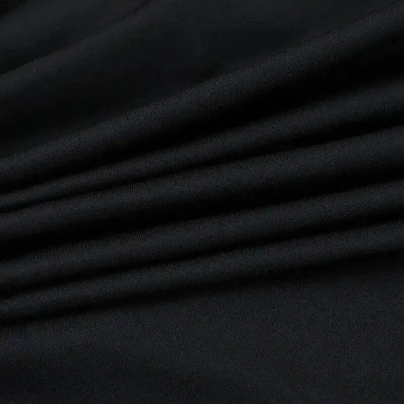 Robe mini plissée en dentelle noire, épaules dénudées, style sexy et élégant pour fête ou soirée.