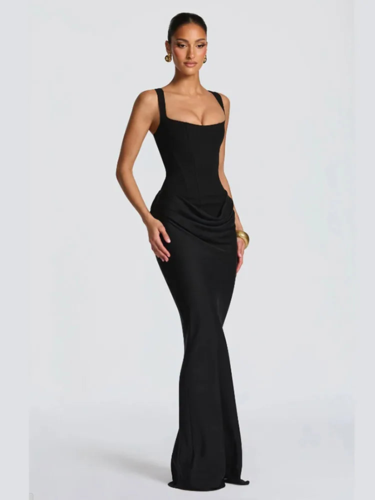 Robe mini plissée marron sexy avec dos nu, col carré, sans manches et taille haute, style élégant et féminin.