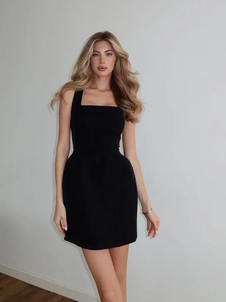 Robe mini châle à col carré, sans manches, taille cintrée, style vacances, par badassmood.com, image de la robe.
