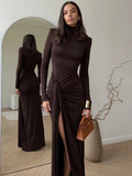 Robe maxi moulante badassmood.com avec col roulé, fendue à la cuisse, manches longues et drapée, style bandage et bodycon.