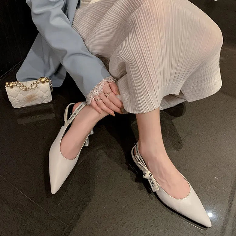 Sandales plates pointues pour femme avec talon bloc de 3-5 cm, bride élastique, chaussures élégantes en cuir noir.