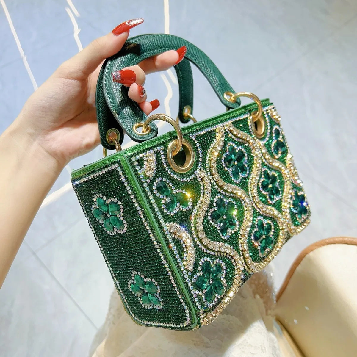 Sac bandoulière femme en strass et diamants, pochette de soirée avec chaîne luxueuse, design élégant et sophistiqué.