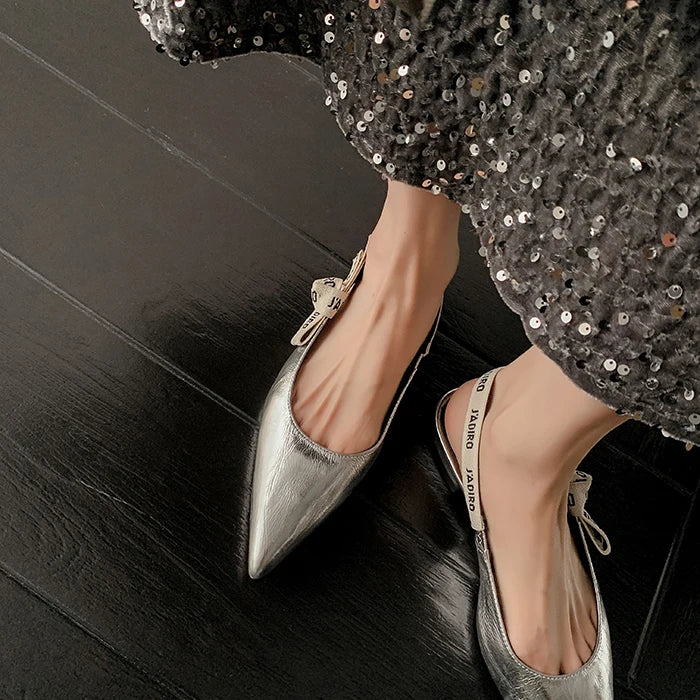 Sandales plates pointues pour femme avec talon bloc 3-5 cm, bride élastique, en cuir, disponible en tailles 33 à 46.