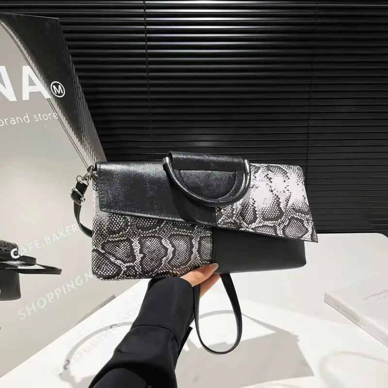 Pochette enveloppe pour femme Badassmood, pochette de soirée en bandoulière avec fermeture éclair, style fashion élégante.