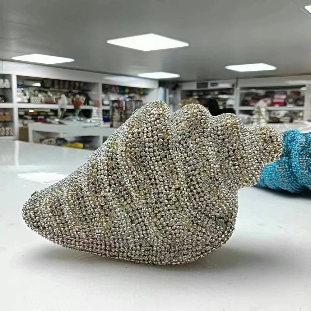 Pochette de soirée en strass et coquillage, sac de mariage élégant pour femme, brillant et sophistiqué.