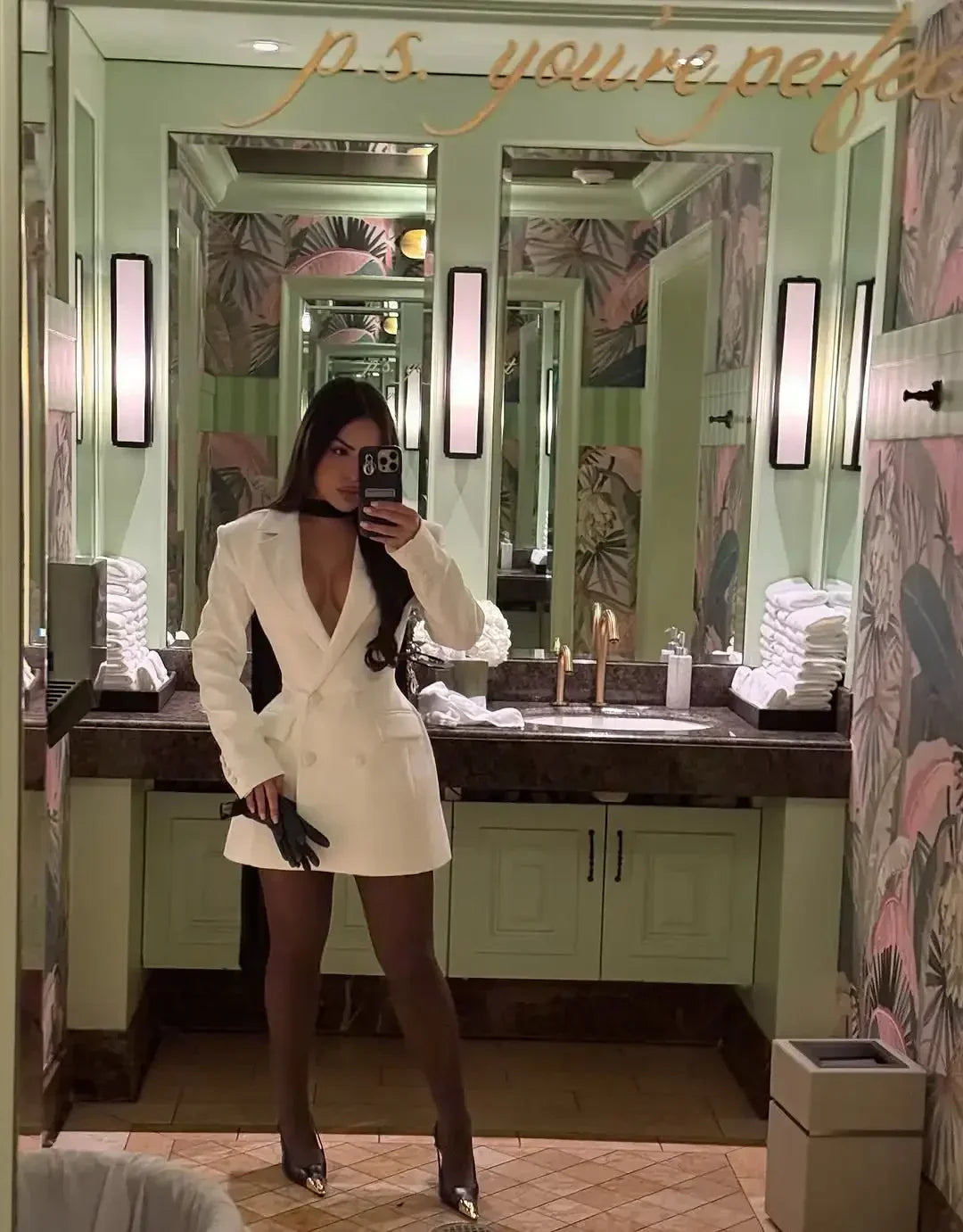 Robe mini chic cintrée à col V profond et manches longues avec double boutonnage, élégante et tendance, par badassmood.com