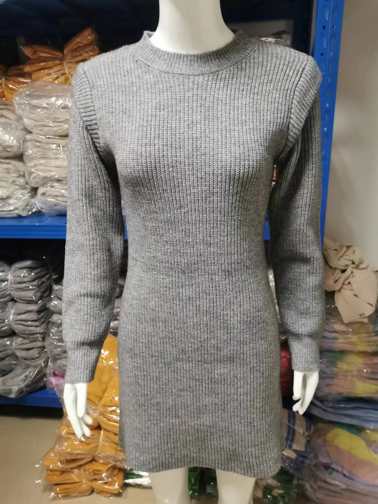 Robe pull moulante à col rond, manches longues, tricot chaud pour femme, style automne hiver, sexy et confortable.
