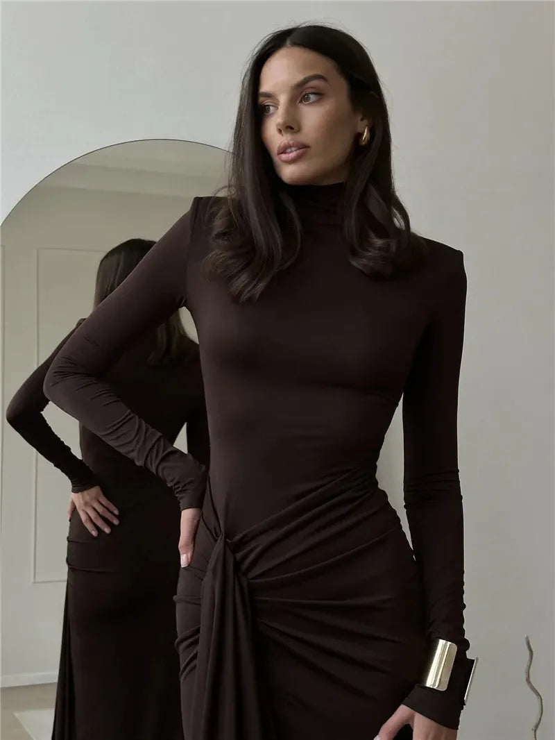 Robe maxi moulante badassmood.com avec col roulé, fendue à la cuisse, manches longues et style drapé bodycon.
