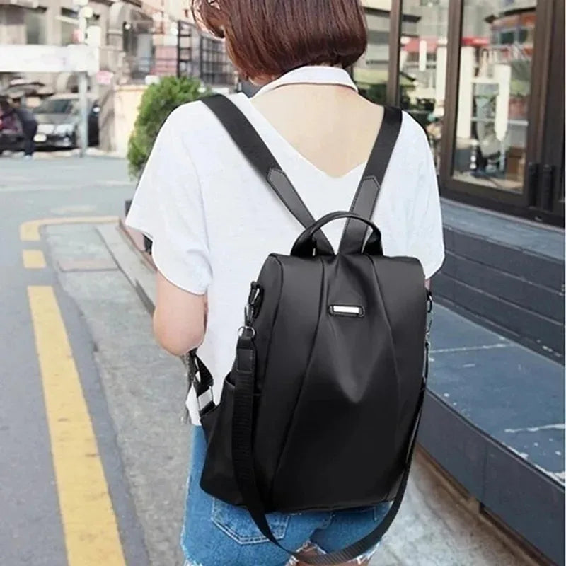 Sac à dos femme multifonction avec bandoulière amovible, style casual tendance, conçu par badassmood.com, vue de face.