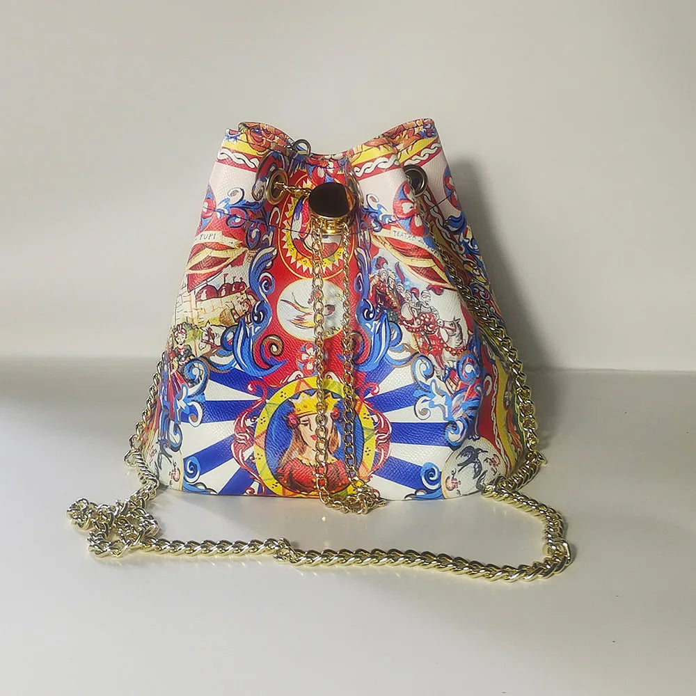 Sac bucket femme grande capacité avec chaîne dorée et bandoulière, disponible en 12 coloris, sac à main tendance et spacieux.