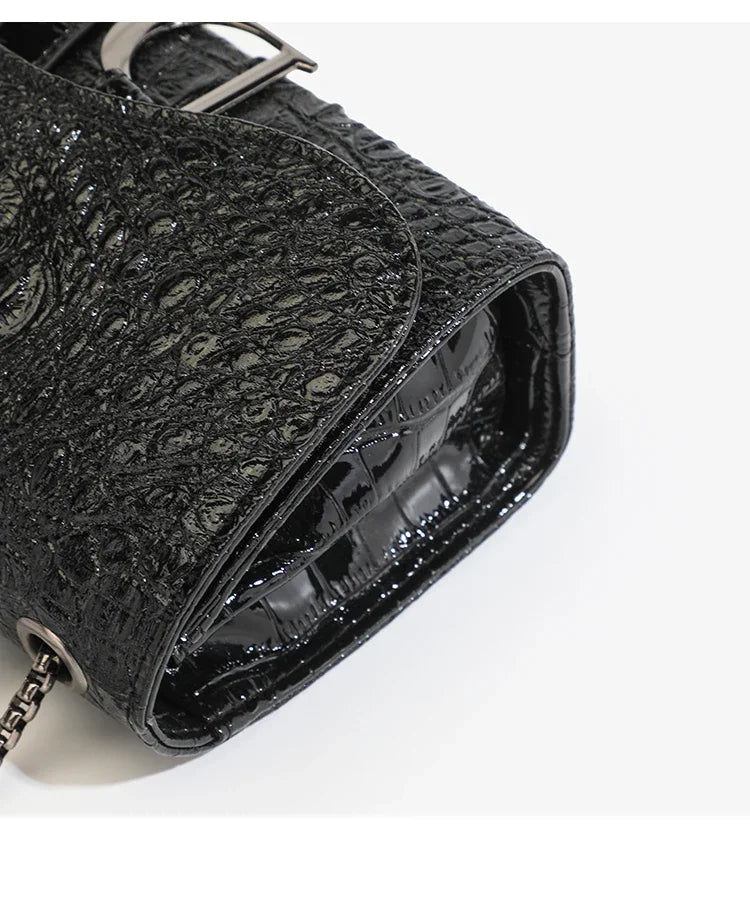 Sac à main femme avec sequins brillants et chaînes dorées, sac bandoulière élégant et casual, style luxe et tendance.