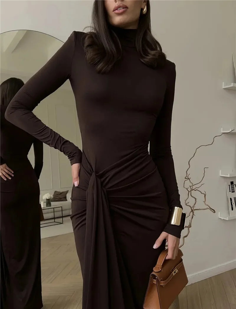 Robe maxi moulante badassmood.com avec col roulé, fendue à la cuisse, manches longues et tissu drapé.