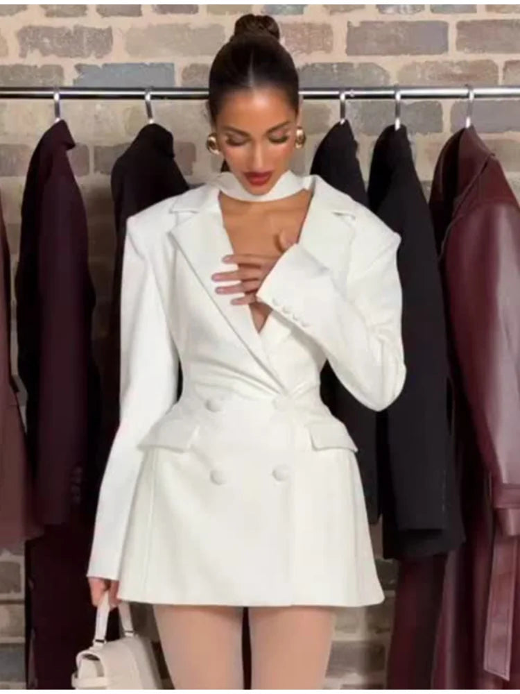 Robe mini chic cintrée à col V profond et manches longues avec double boutonnage, style élégant et moderne.