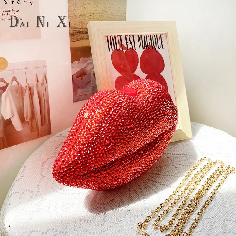 Pochette soirée Lèvres rouges avec cristaux, sac élégant pour mariage ou fête, luxe femme, modèle badassmood.com