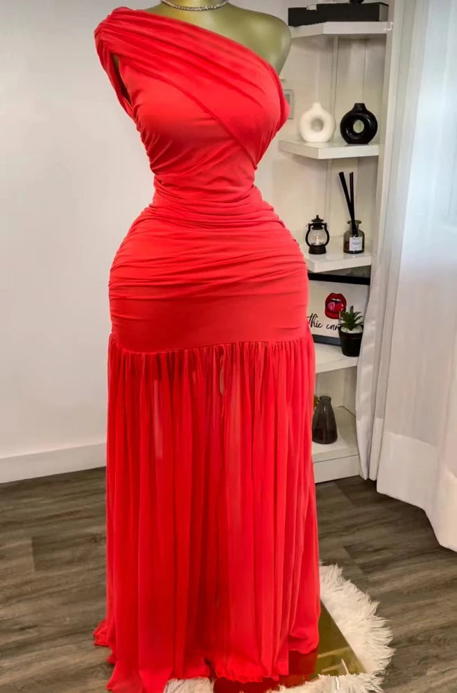 Robe maxi de soirée sexy avec col asymétrique, une manche off shoulder et fente, en tissu mesh noir, par badassmood.com