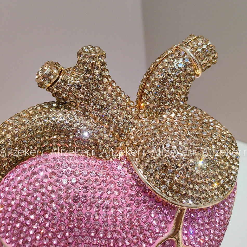 Pochette de soirée en forme de cœur avec strass et diamants, sac de mariage élégant pour femme, style luxe et fête.