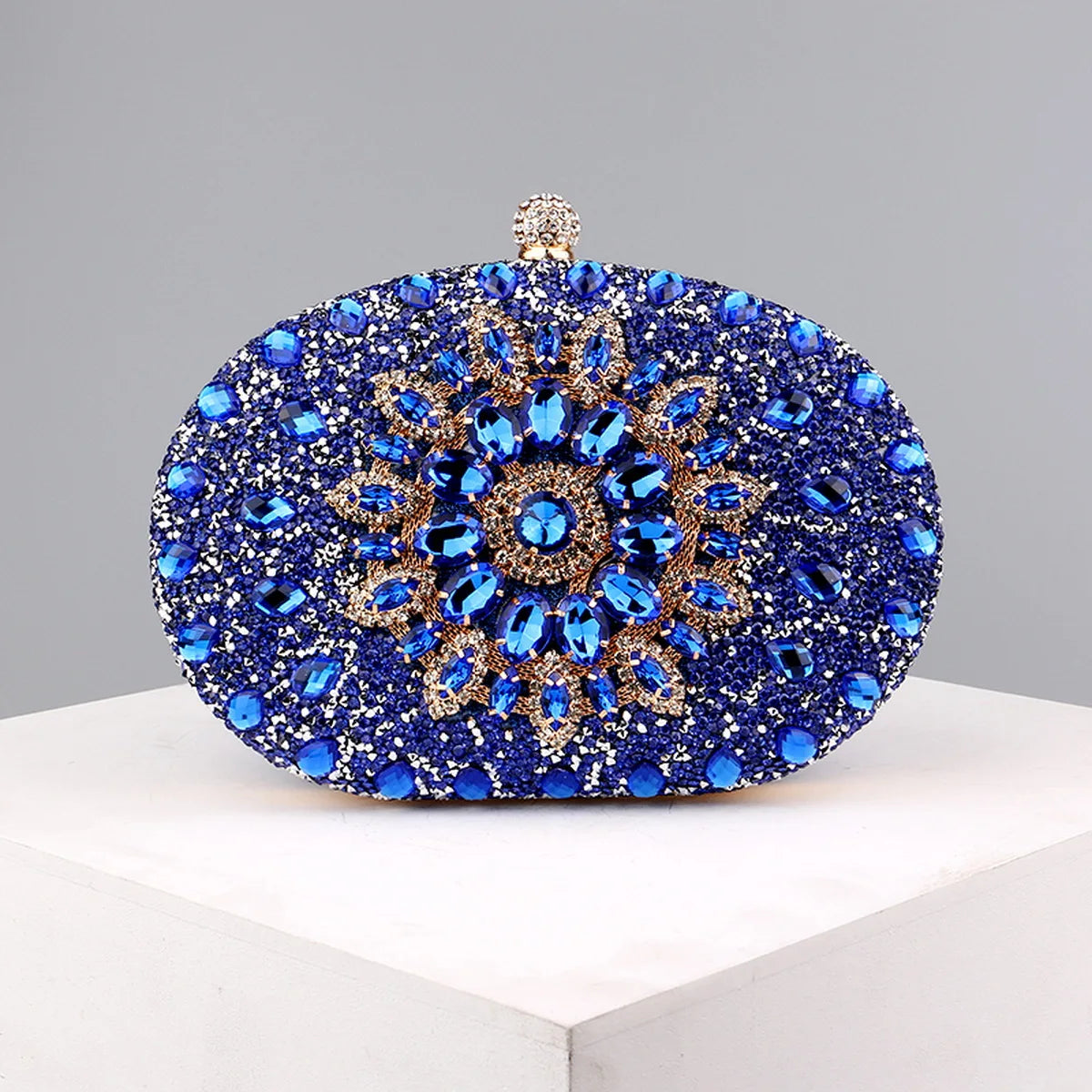 Pochette soirée fleurs avec strass et diamants, sac de mariage élégant avec chaîne luxe, idéal pour événements formels.