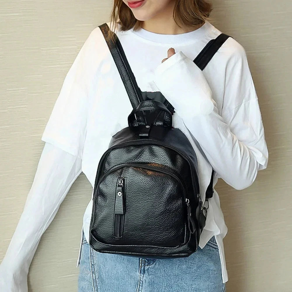 Mini sac à dos pour homme noir en toile, avec bandoulière sportive, idéal pour voyage, école ou usage quotidien.
