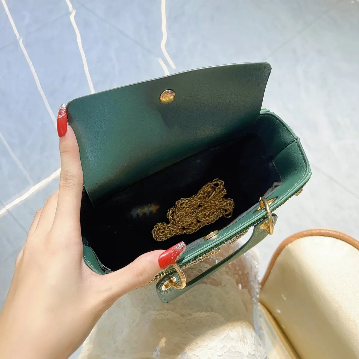Sac bandoulière femme en strass et diamants, pochette de soirée avec chaîne luxe pour femme.