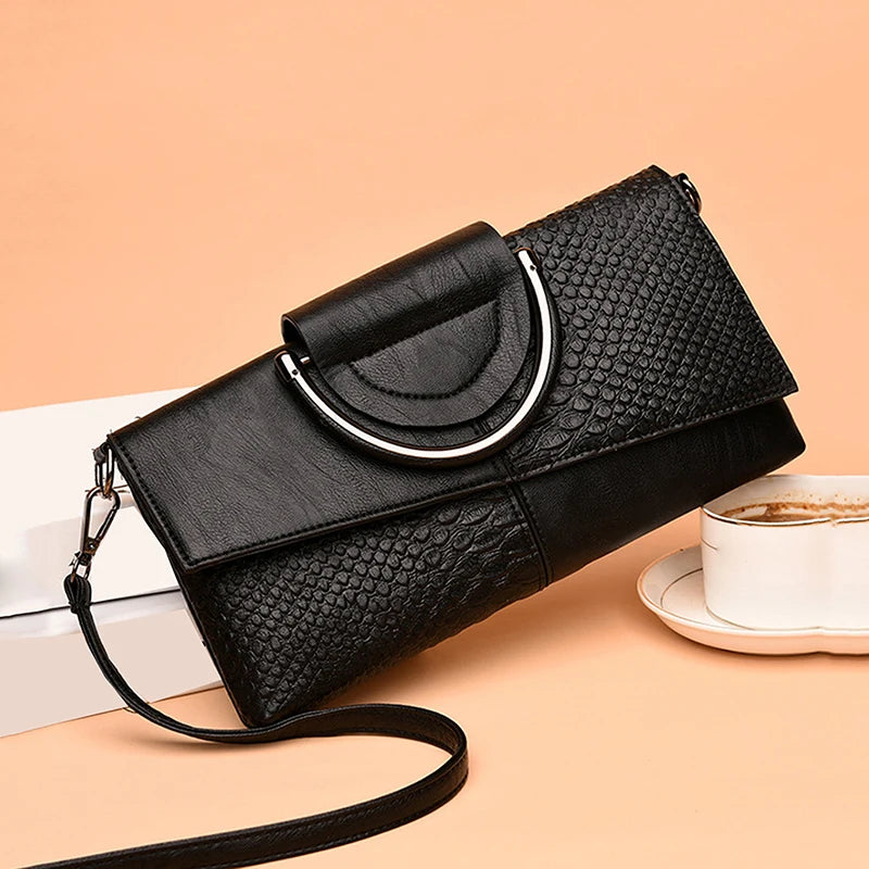 Pochette enveloppe pour femme Badassmood, clutch élégante avec bandoulière et fermeture éclair, idéale pour soirées et événements fashion.