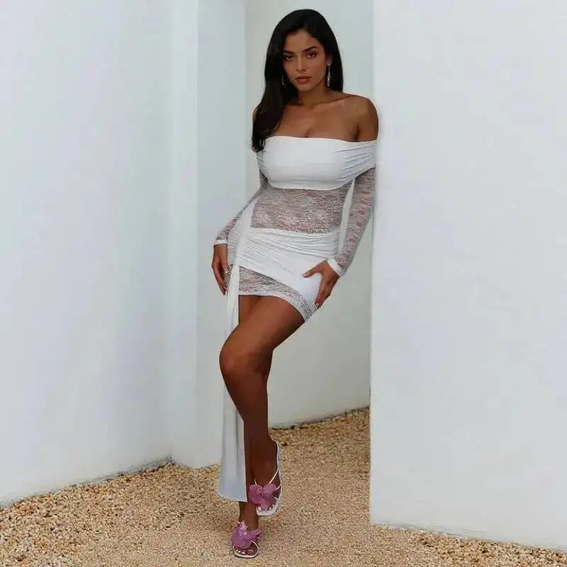 Robe mini plissée en dentelle noire, décolleté off-shoulder, style bodycon sexy pour soirée ou fête.
