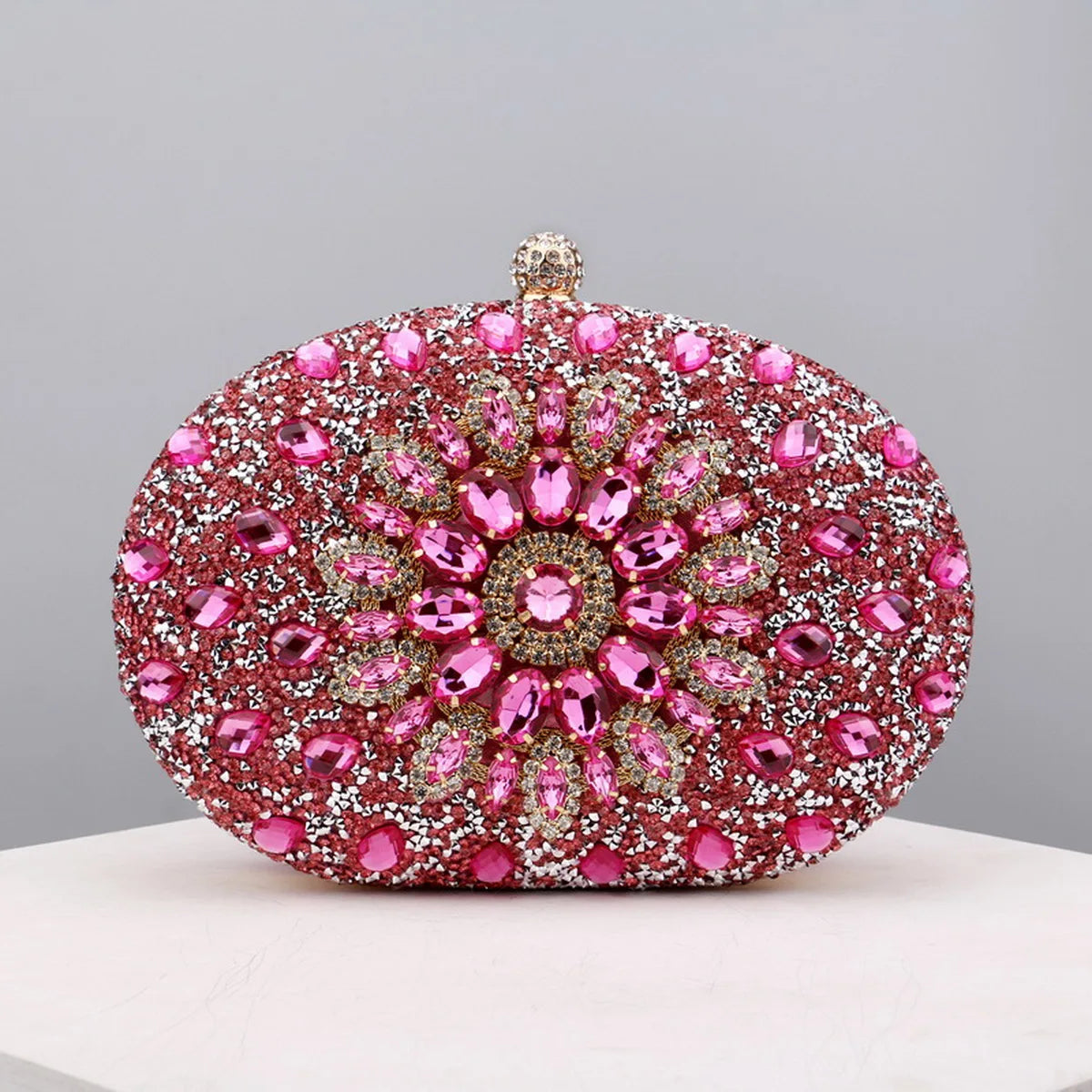 Pochette soirée fleur avec strass et diamants, sac de mariage élégant avec chaîne luxe, en style sophistiqué et brillant.