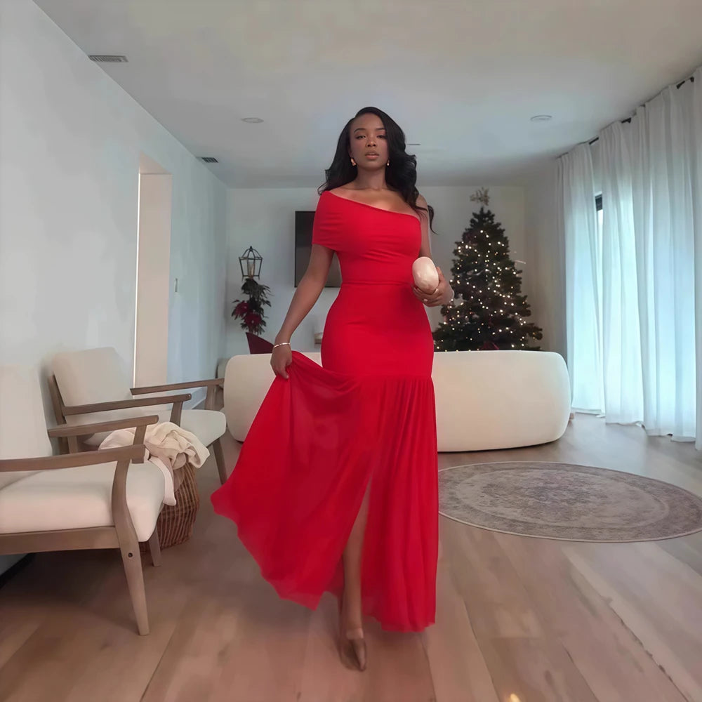 Robe maxi de soirée sexy avec col asymétrique, une manche off shoulder et tissu en mesh fendu, élégante et moderne.