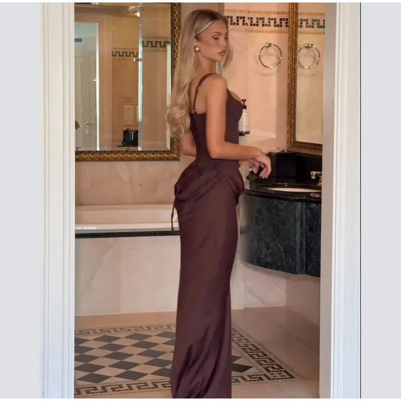 Robe mini plissée marron sexy avec dos nu, col carré sans manches, taille haute, de la marque badassmood.com.