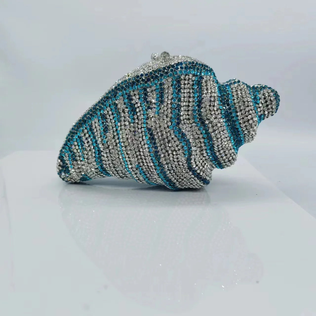 Pochette soirée en coquillage et cristaux, sac de mariage strass luxe pour femme, design élégant et sophistiqué.
