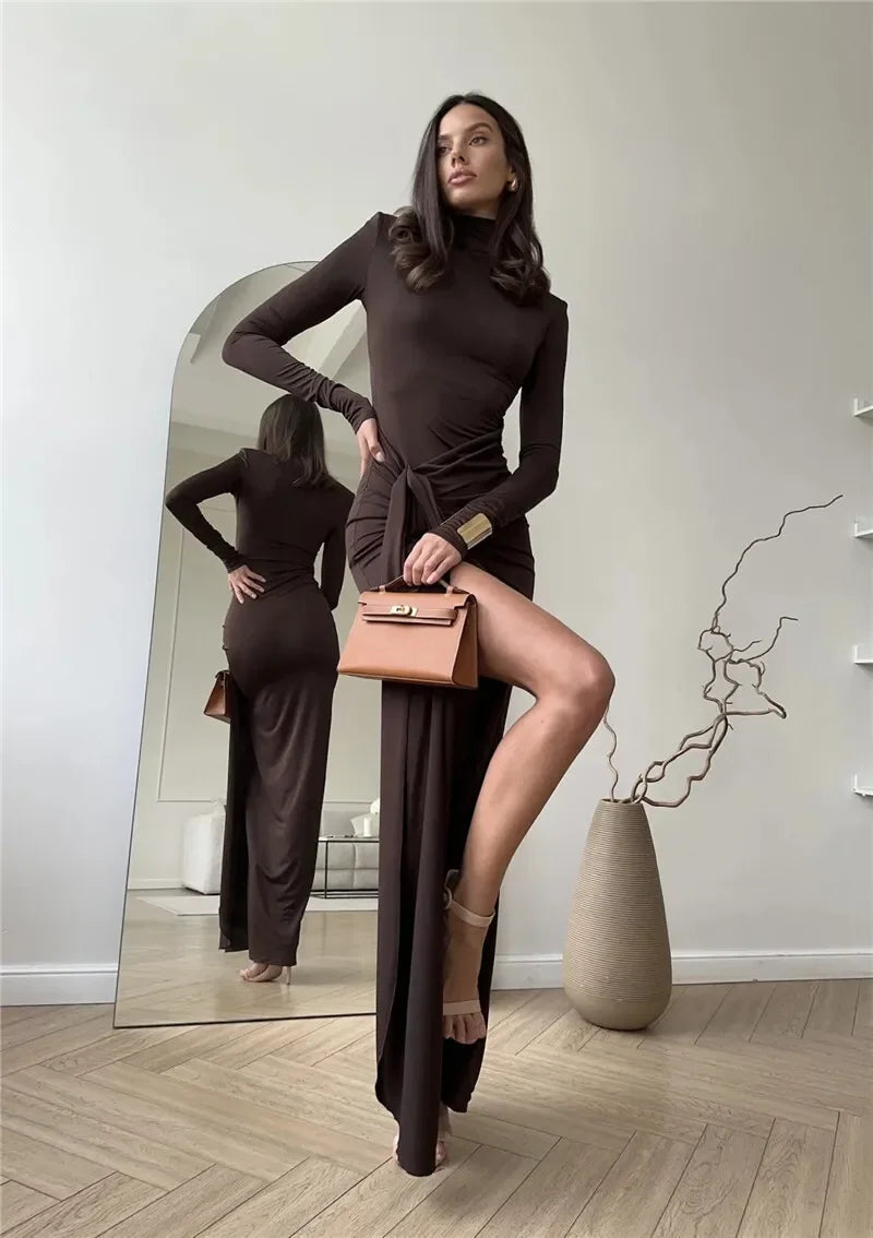 Robe maxi moulante badassmood.com avec col roulé, fendue à la cuisse, manches longues, style drapé et bandage.