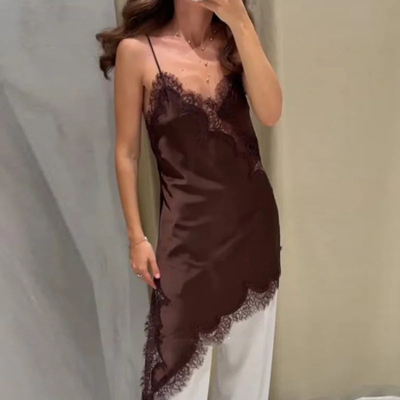 Robe mini plissée marron sexy avec dos nu, col carré et sans manches, taille haute, robe élégante pour soirée.