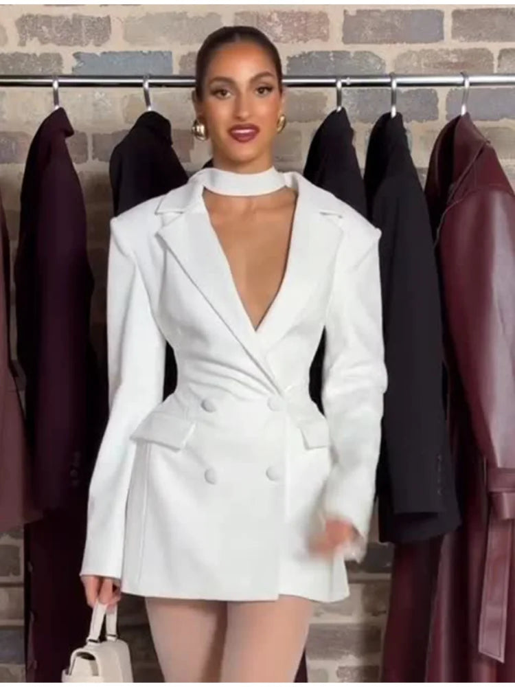 Robe courte chic cintrée à col V profond, manches longues et double boutonnage, style élégant de la marque badassmood.com