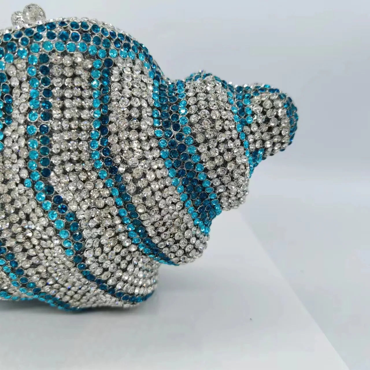 Pochette soirée en strass et coquillage, sac de mariage luxe pour femme, finition élégante avec cristaux brillants.