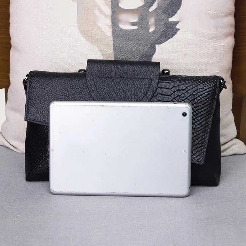 Sac à main femme en cuir PU souple avec bandoulière, style luxe, porté épaule, coloris neutre, élégant et moderne.