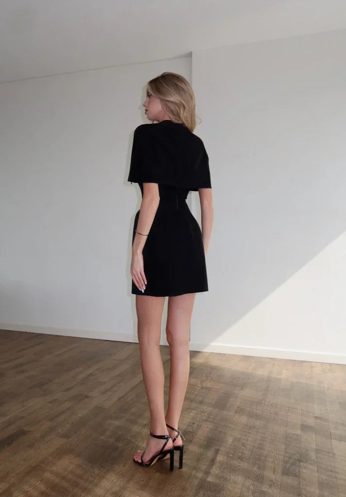 Robe mini châle col carré sans manches, taille cintrée, style vacances, marque badassmood.com, image en gros plan.