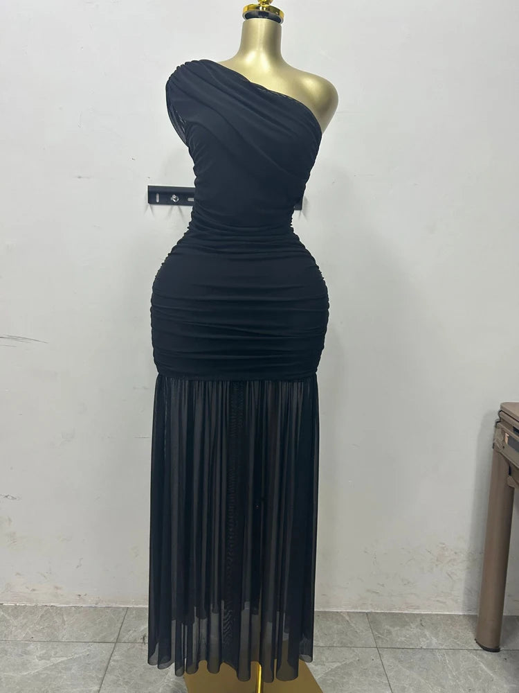 Robe maxi soirée sexy avec col asymétrique, manche unique et tissu mesh fendu, de la marque badassmood.com