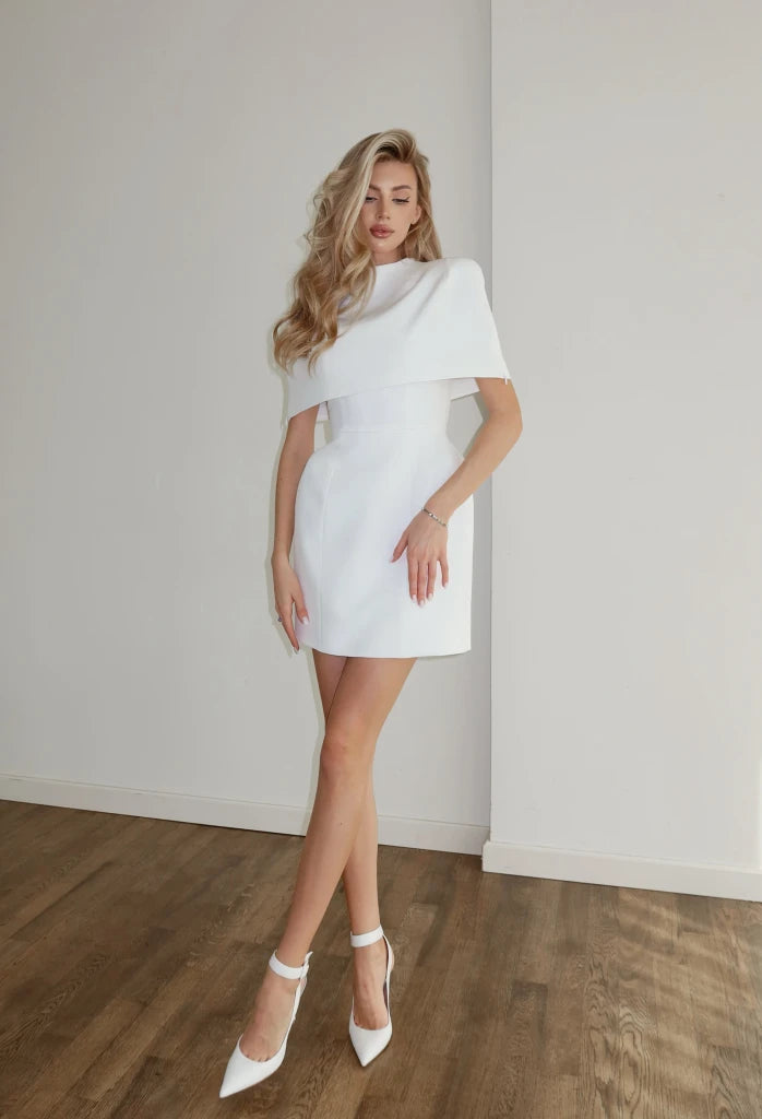 Robe mini châle col carré badassmood.com, taille cintrée, sans manches, style vacances, élégante et slim, image en ligne.