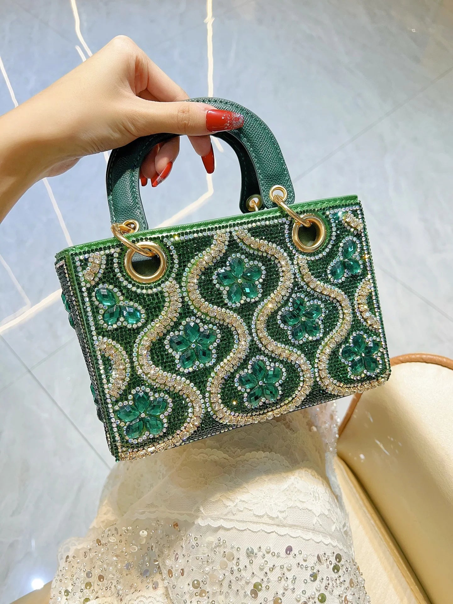 Sac bandoulière femme en strass et diamants, pochette de soirée avec chaîne luxe pour occasions élégantes.