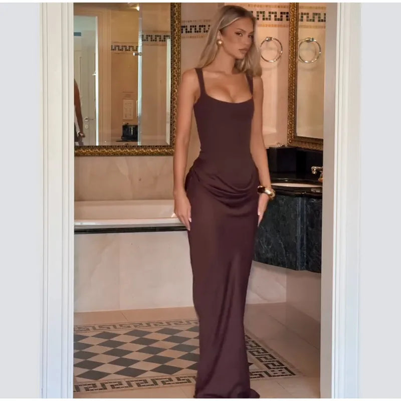 Robe mini plissée marron sexy avec dos nu, col carré et sans manches, taille haute, vue de face.