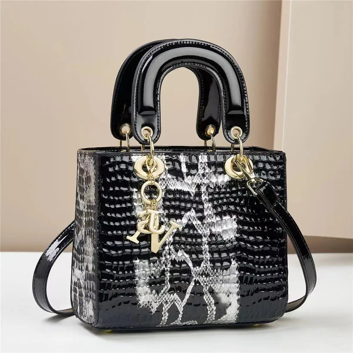 Sac à main femme en toile grande capacité, style casual et tendance, élégant pour 2025, avec détails modernes.