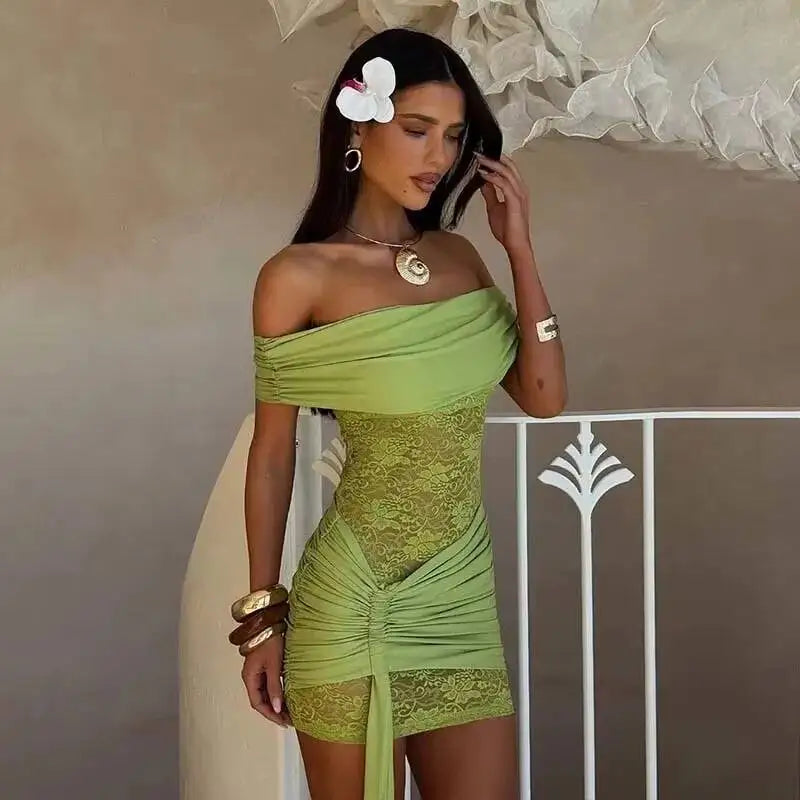 Robe mini plissée en dentelle noire à épaules dénudées, style bodycon sexy pour soirée ou fête, marque badassmood.com
