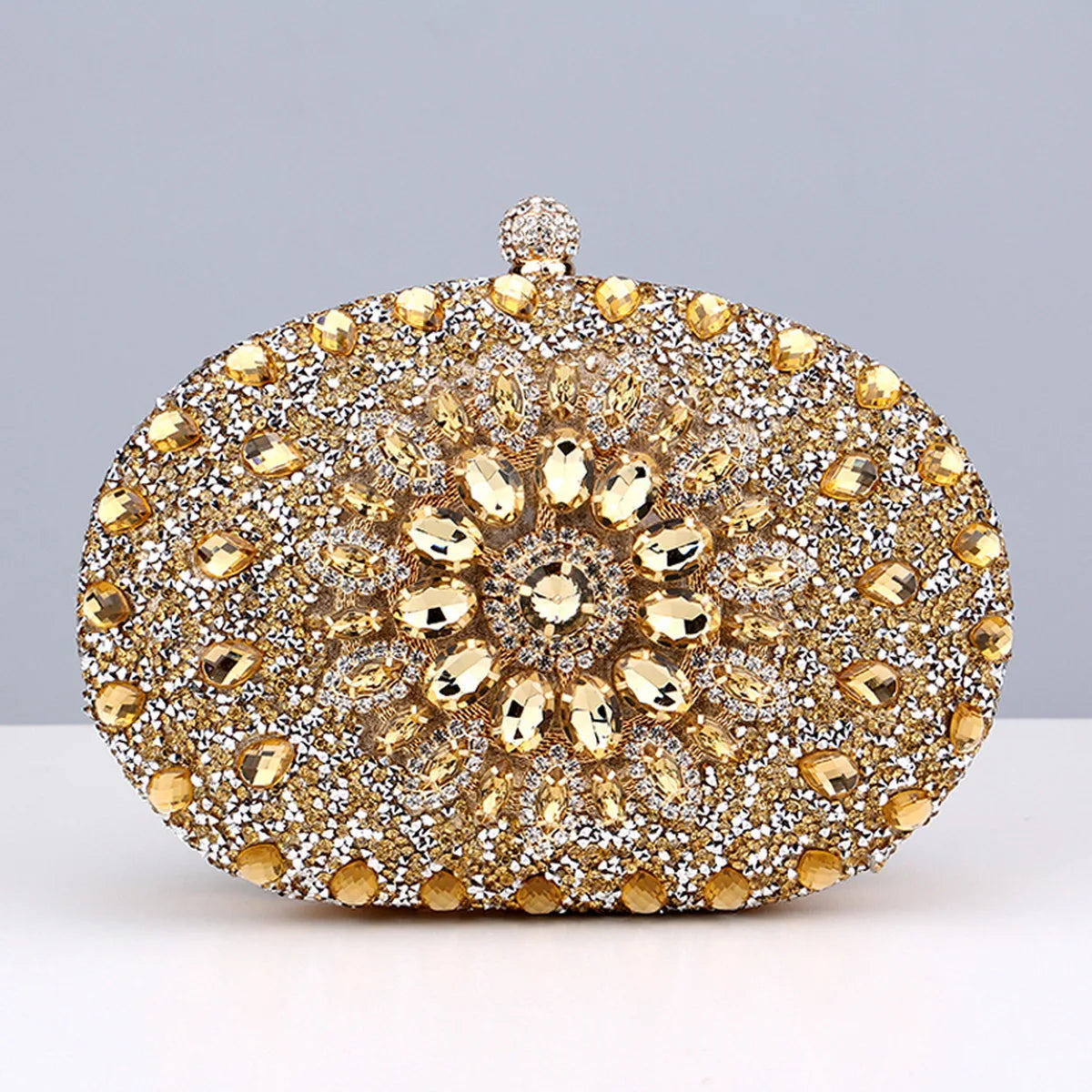 Pochette de soirée fleur en strass et diamants avec chaîne en métal, sac de mariage élégant et luxe.