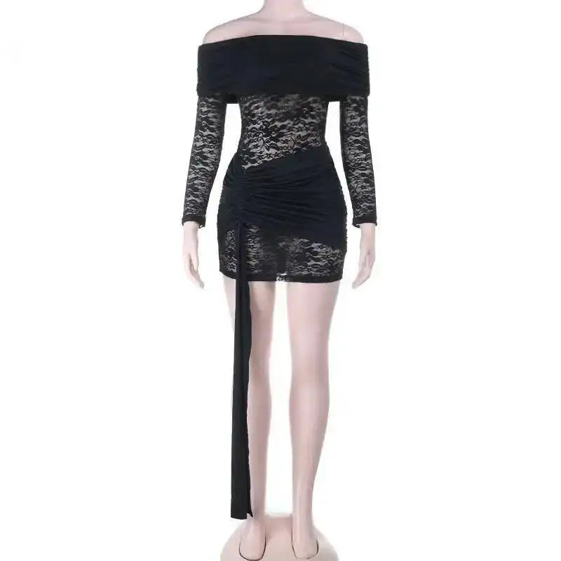 Robe mini plissée en dentelle blanche, robe bodycon sexy à épaules dénudées pour soirée ou fête, de la marque Badassmood.