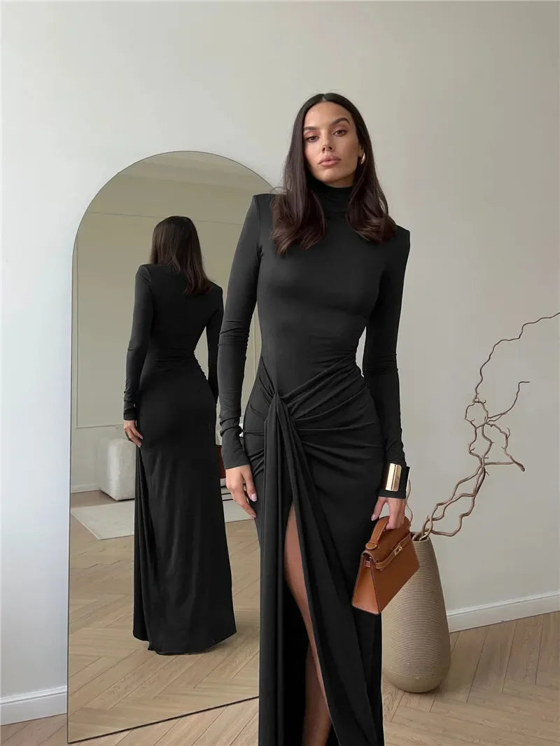 Robe maxi moulante badassmood avec col roulé, fendue à la cuisse, manches longues et drapée, style bandage élégant.